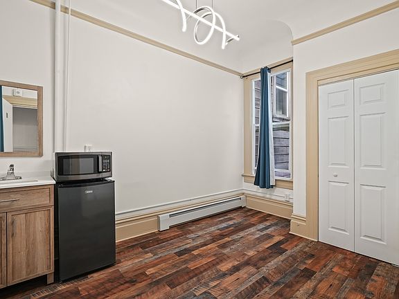 2nd image of 643 Oak St #11