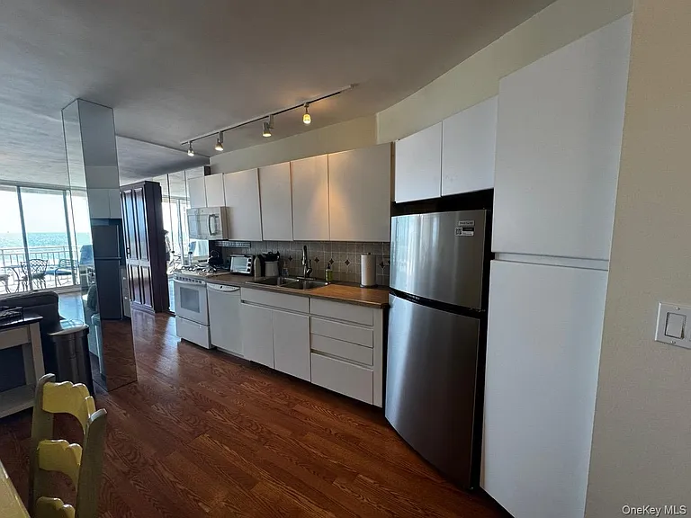 830 Shore Rd #4M — Photo 3
