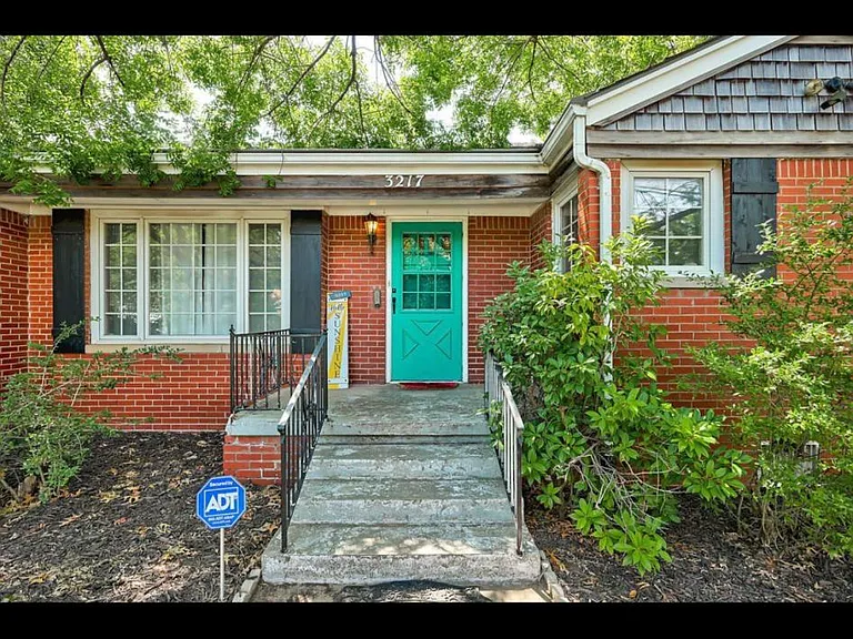 3217 N Villa Ave — Photo 2