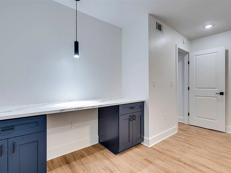 202 E 45th St #205 — Photo 21