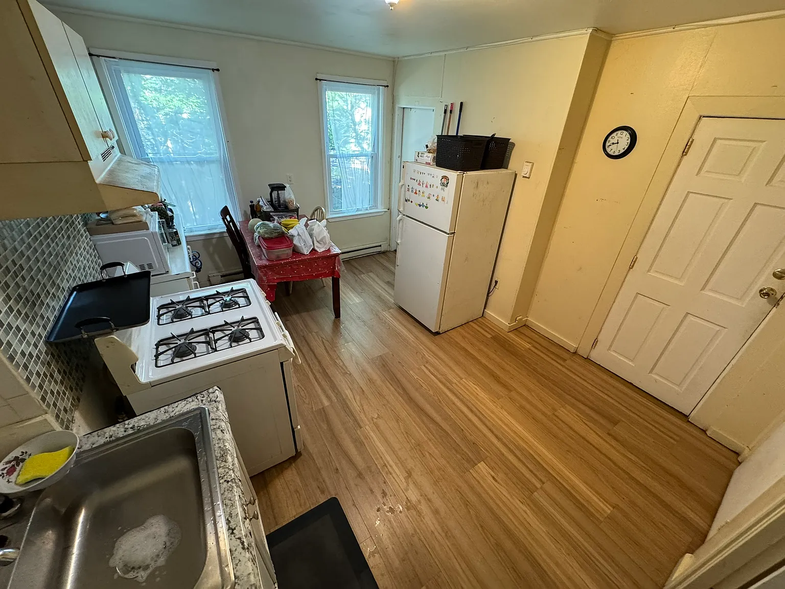 3 bed, 650 sqft, $2,400 — Photo 2