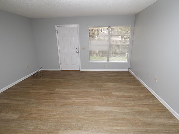 4th image of 127 W West Ct #129