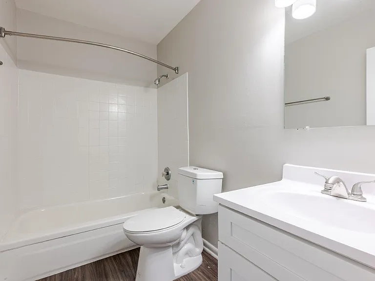 Lakeshore Drive Apartment Homes — Photo 18