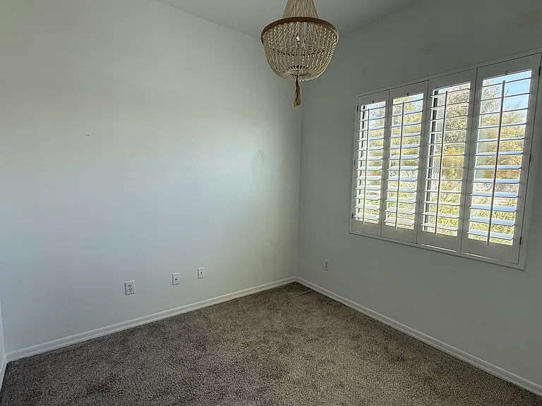 1554 E Kings Ct — Photo 2