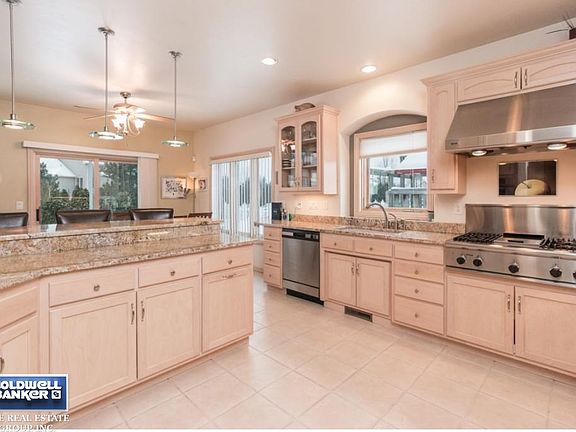 Gourmet kitchen