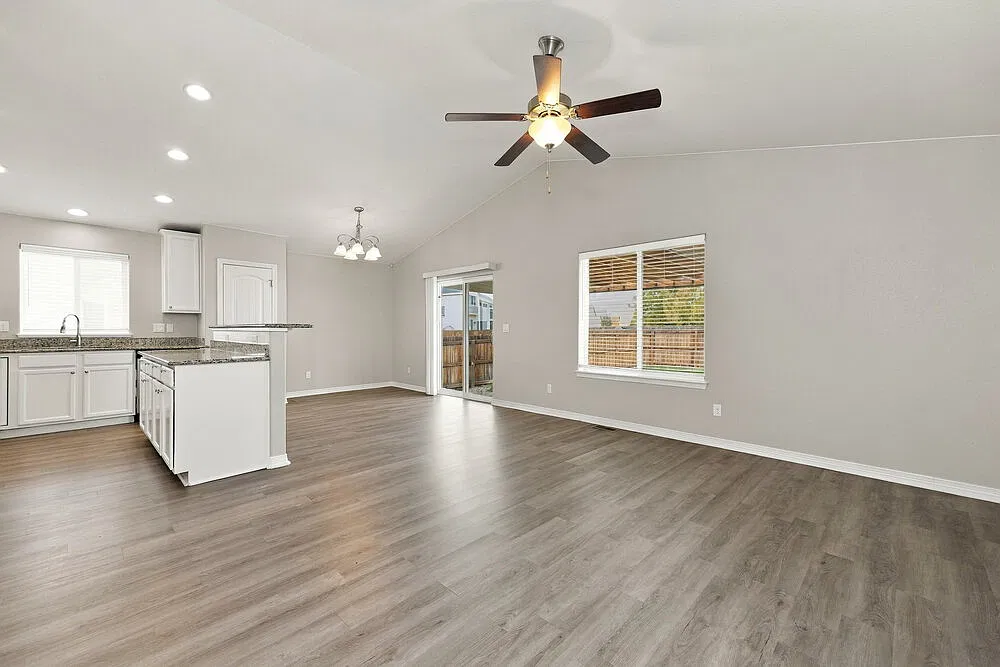 4 bed, 3.0 bath, 2400 sqft, $2,670 — Photo 4