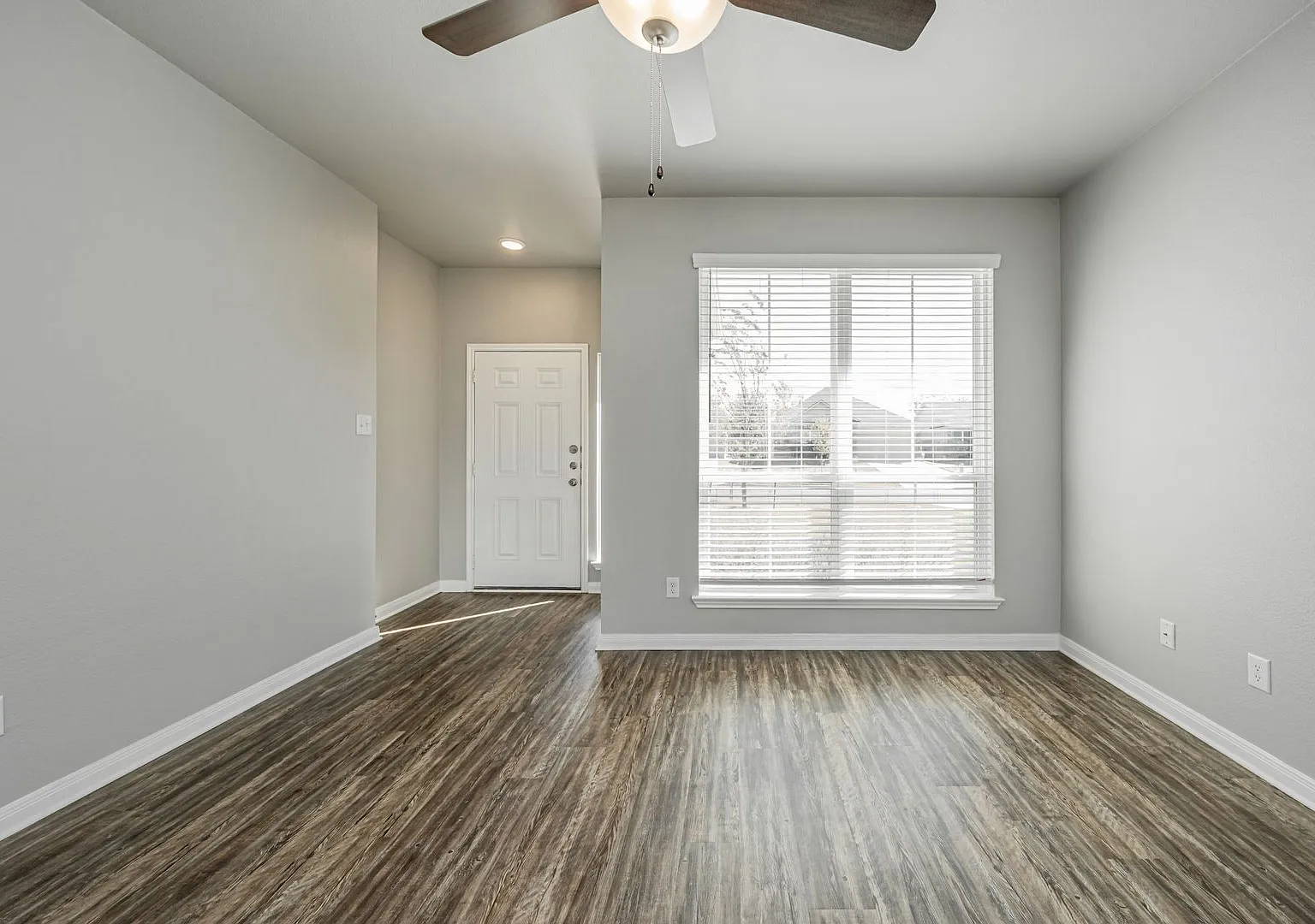 525 Fallbrook Dr — Photo 4