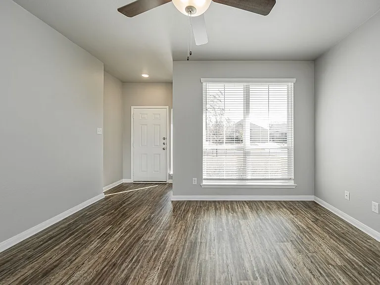 525 Fallbrook Dr — Photo 4
