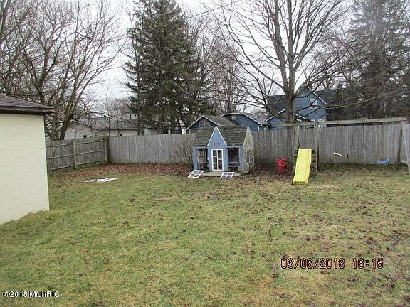 4th image of 212 E Allegan St
