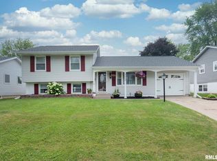 2218 Echodale Dr, Bettendorf, IA 52722