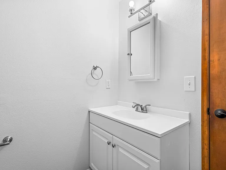 518 NE Dallas Dr — Photo 16
