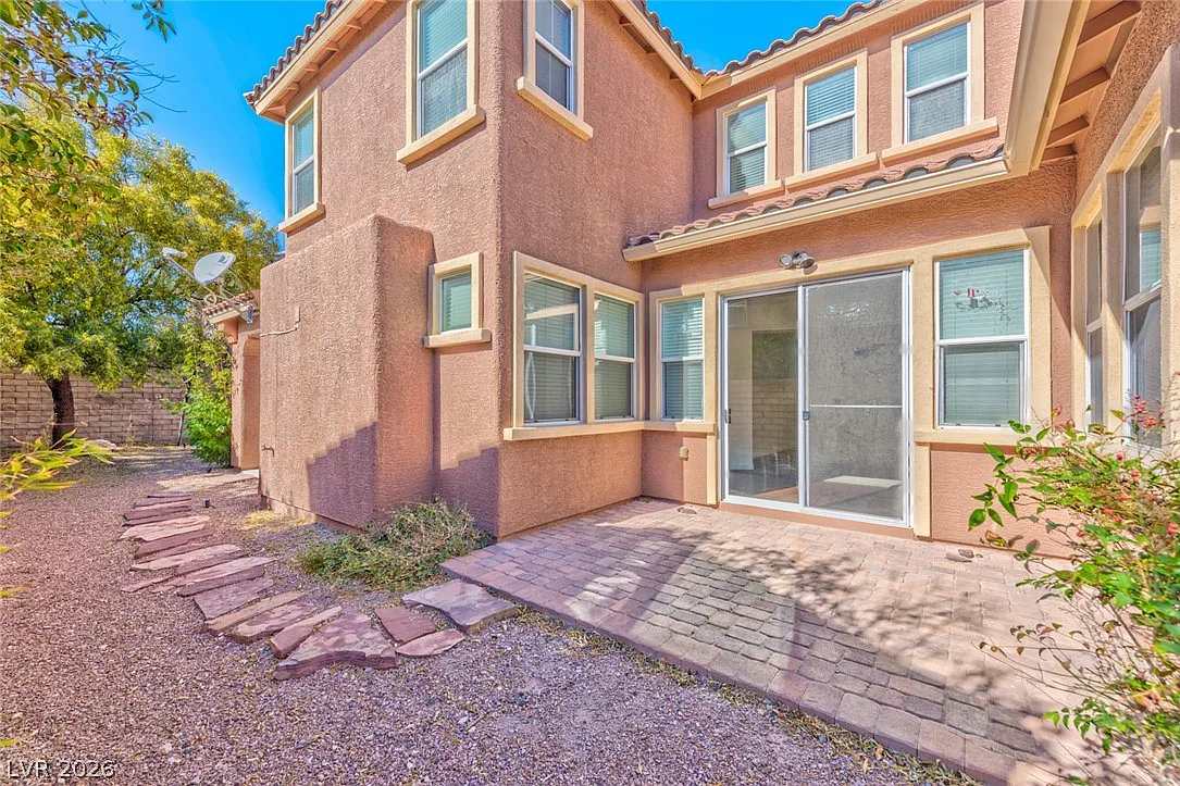 3 bed, 2.5 bath, 2470 sqft, $2,800 — Photo 2