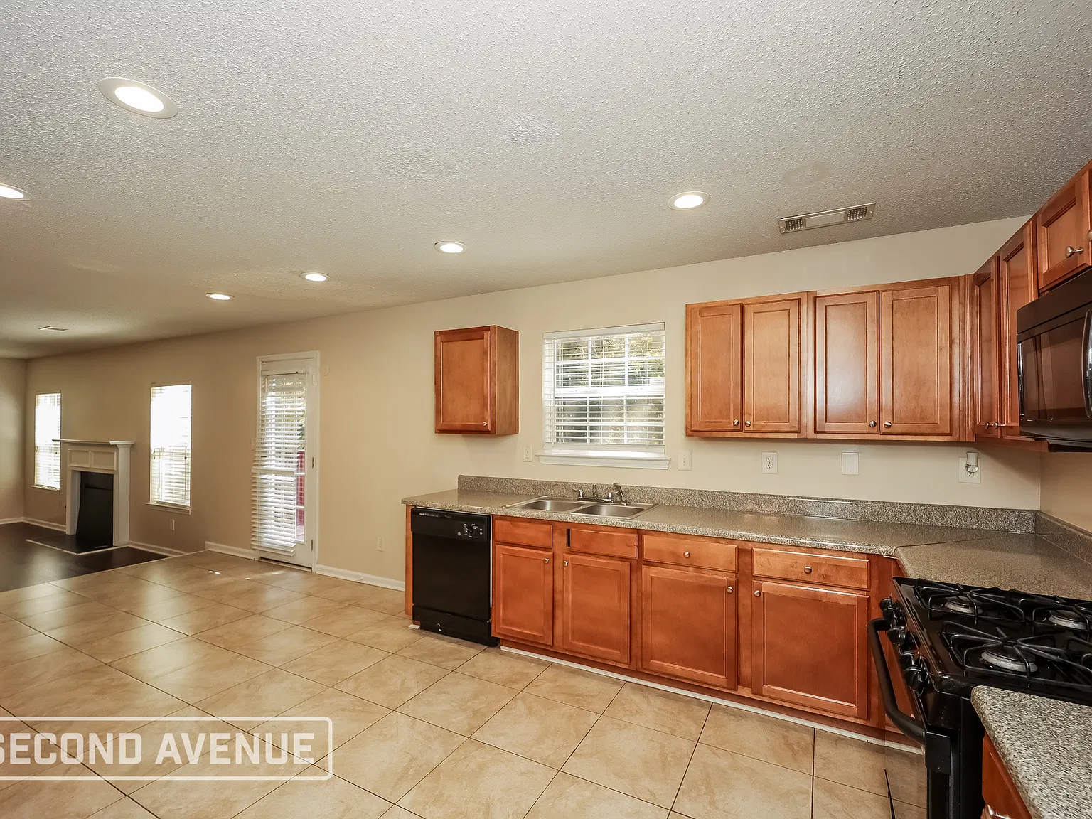 4 bed, 3.0 bath, 2720 sqft, $2,399 — Photo 4
