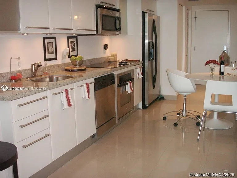 185 SW 7th St #1906 — Photo 3