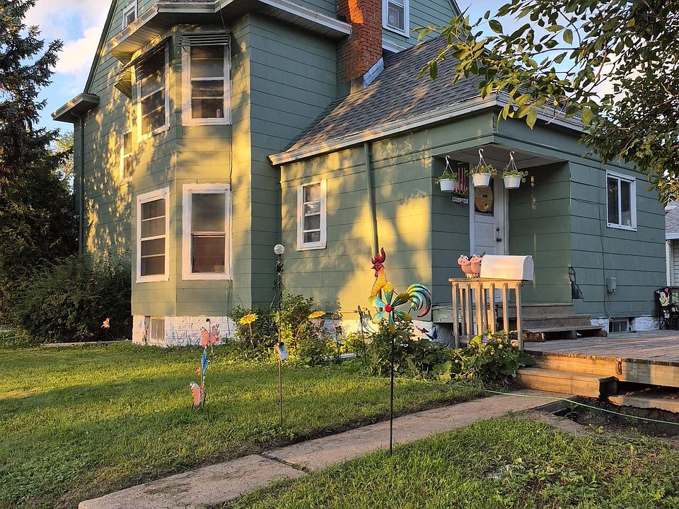 1st image of 102 3rd St SE