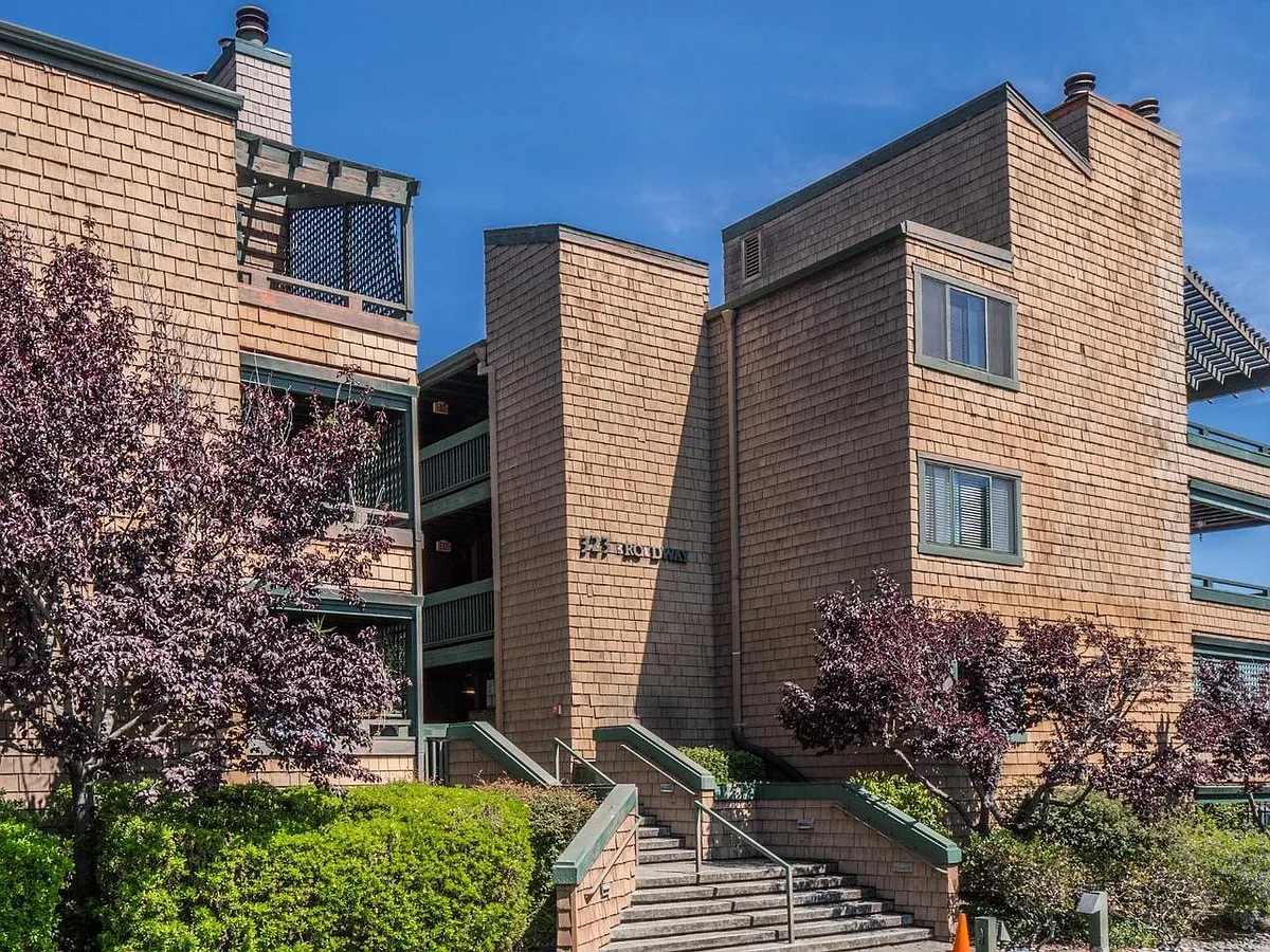 Building Photo - 323 Broadway #E1