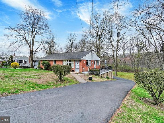 3rd image of 1593 Mount Gretna Rd