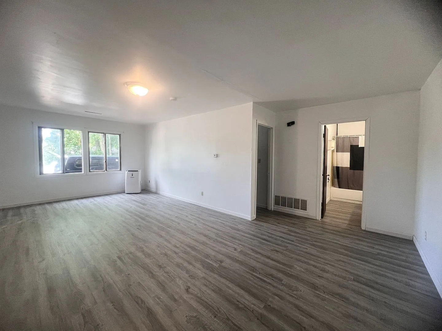 ET2134 E Locust St — Photo 2