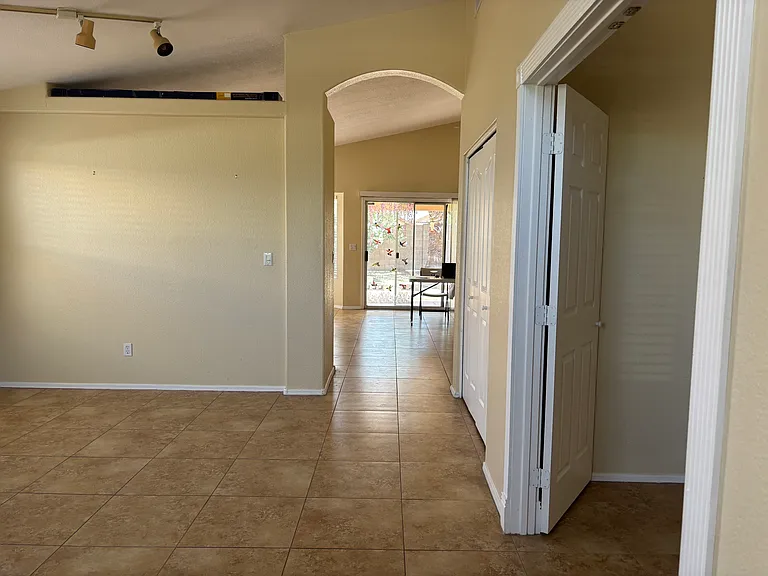 1289 W Maria Ln — Photo 4