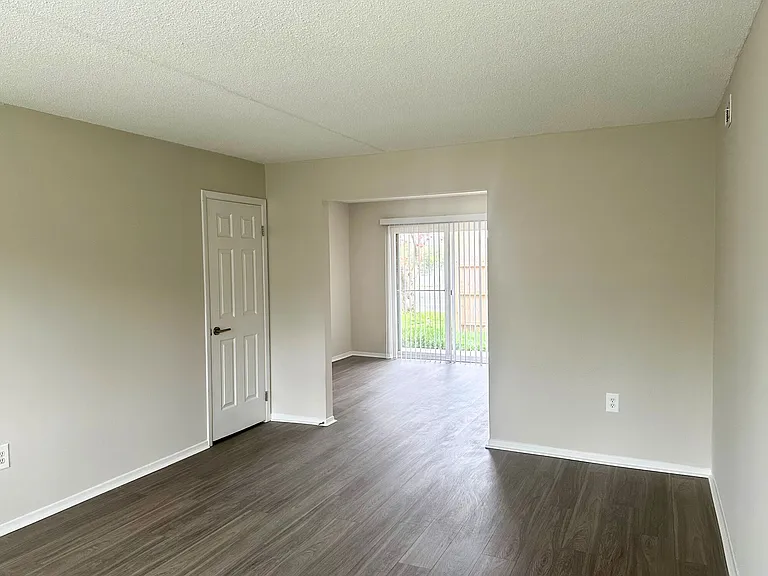 Lakeside Apartments — Photo 10