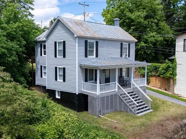 102 S Hawksbill St, Luray, VA 22835