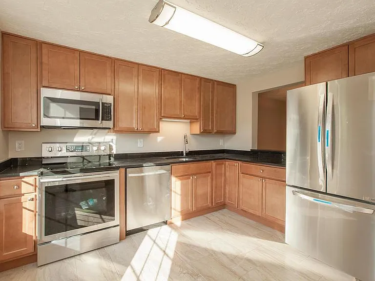 2911 Bridgehampton Ct — Photo 4