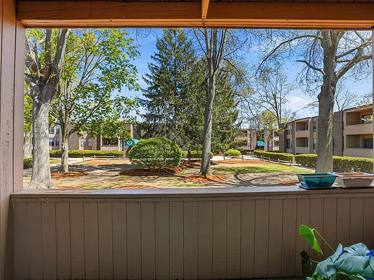 48 Shrewsbury Green Dr #I — Photo 4
