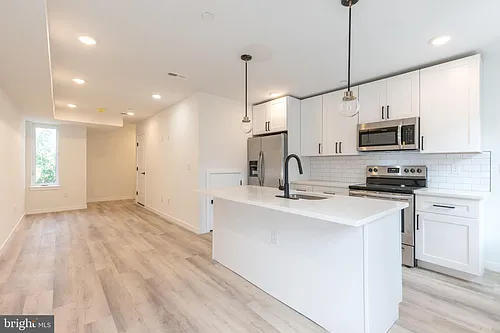 2120 W Master St Photo 1