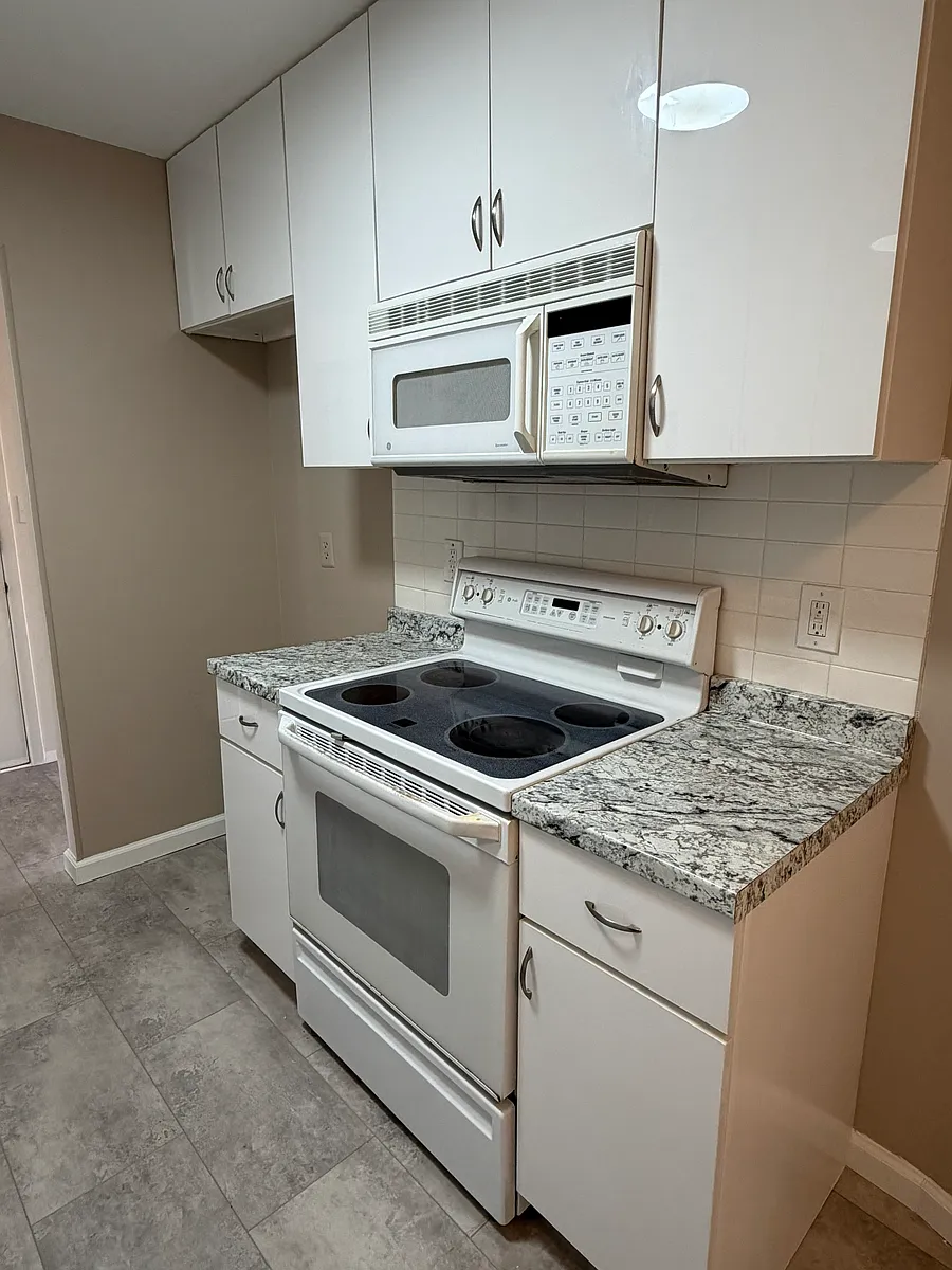 Building Photo - 84 Amberly Dr #J