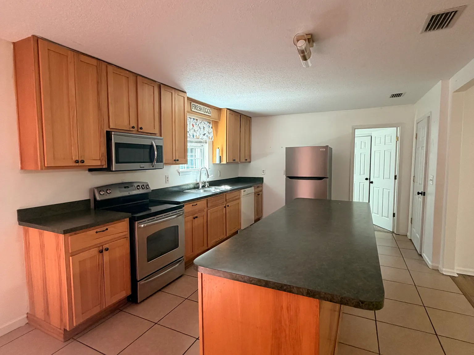 4 bed, 1832 sqft, $2,300 — Photo 2