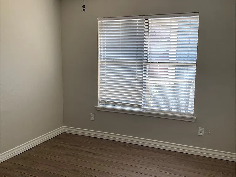 721 Elesa St — Photo 3