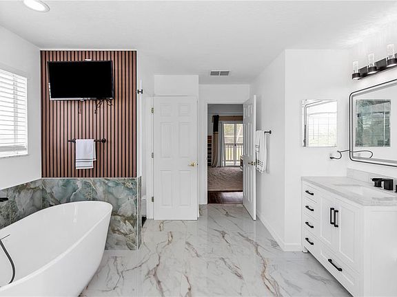 5th image of 219 Strathmore Cir