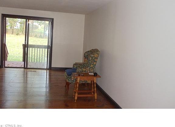 4th image of 203 Cedar Hollow Dr