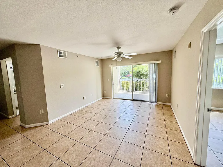 181 SW Palm Dr #103 — Photo 7