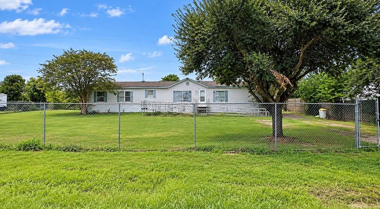 3 bed, 2.0 bath, 2128 sqft, $1,875 — Photo 3