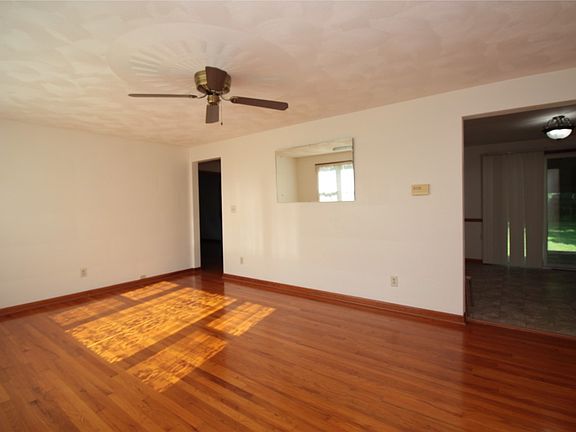 5th image of 10 Belair Dr