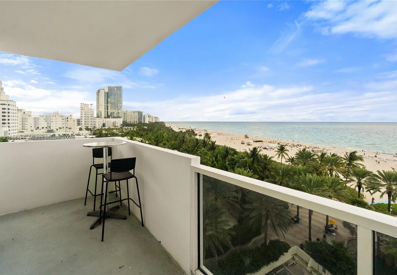 The Decoplage Condo — Photo 2