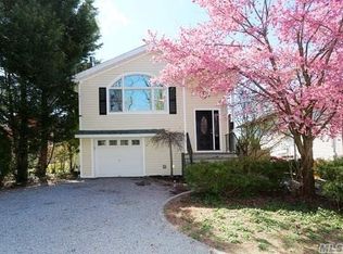 4 Bay St, Bayville, NY 11709