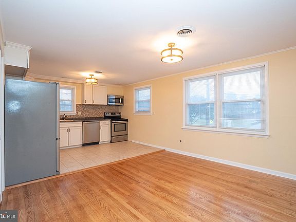 4th image of 15 Cranbury Rd APT 1