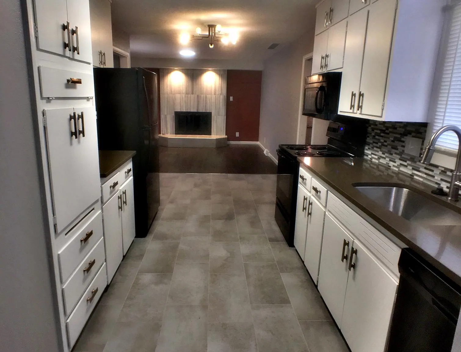3 bed, 1.5 bath, 1330 sqft, $1,400 — Photo 2