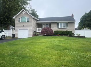 8 Primrose Ln, Kings Park, NY 11754