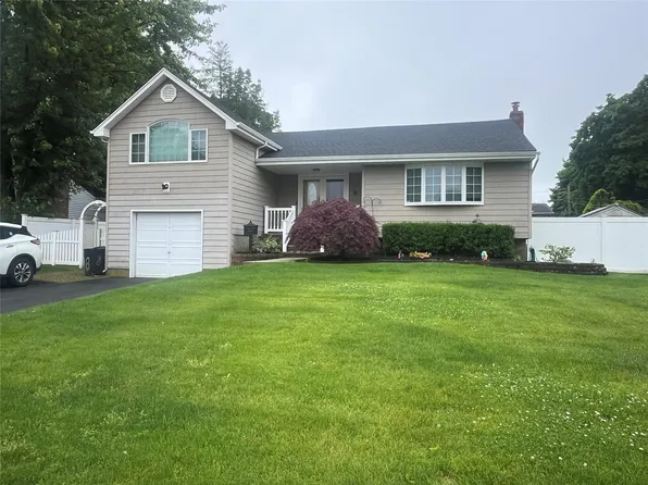 8 Primrose Lane, Kings Park, NY 11754