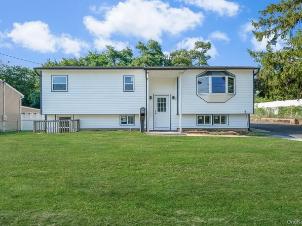 1807 Race Avenue, Medford, NY 11763