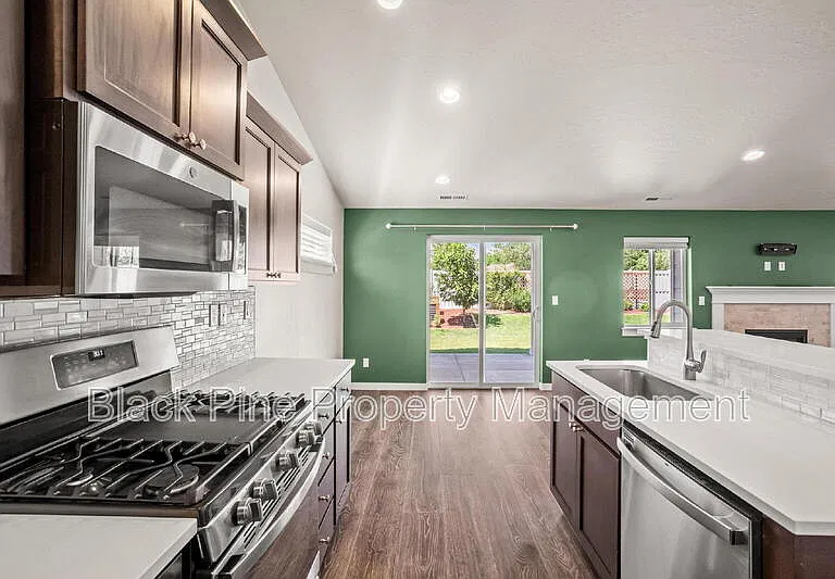 644 Stanley Lake St — Photo 7