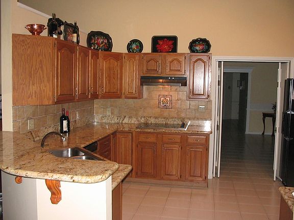 Kitchen: Granite counters, stainless steel appliances