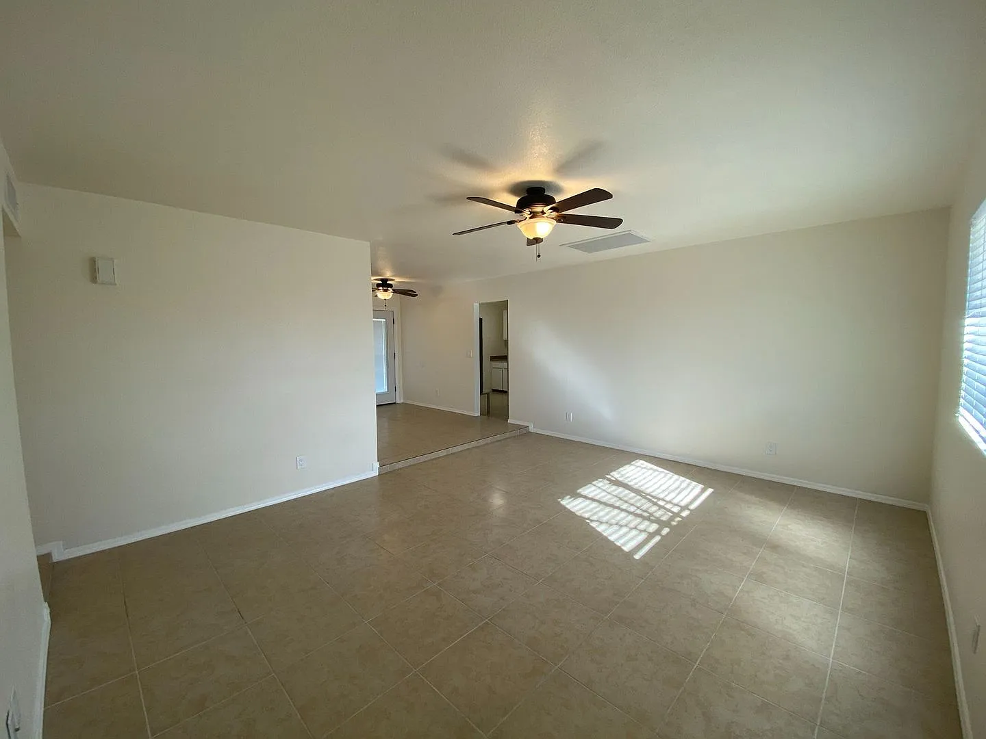 3 Bedroom 1 Bathroom Home — Photo 2