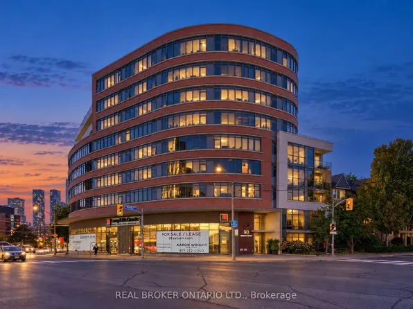 90 Trinity St #803, Toronto, ON M5A 0E4
