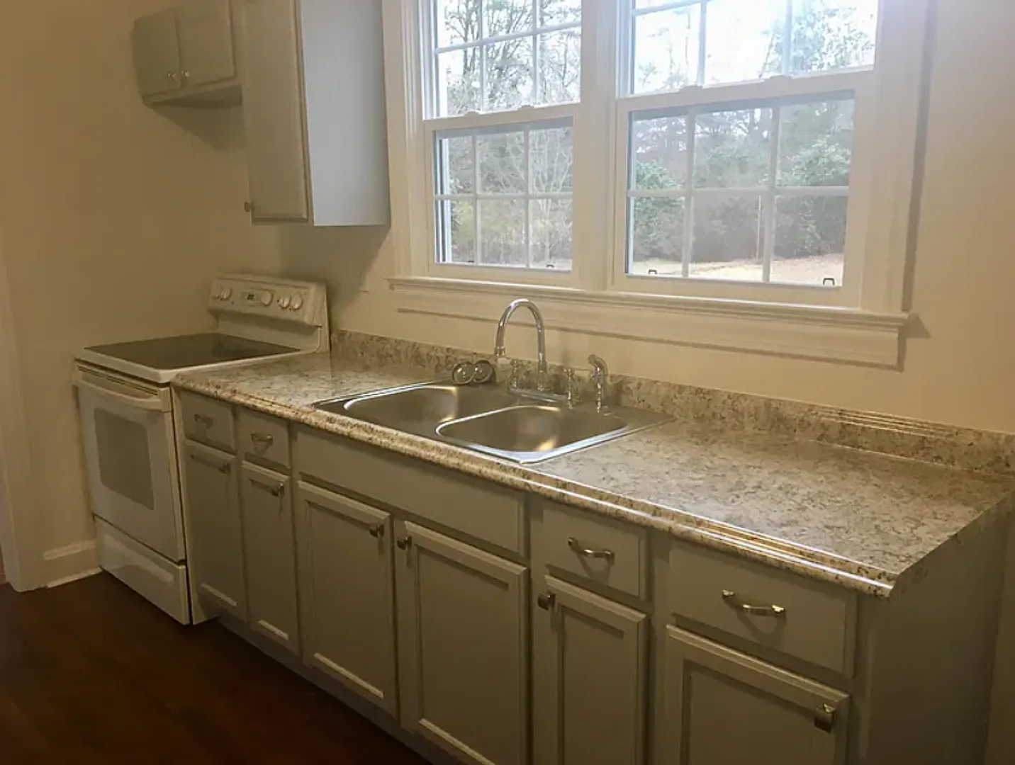 Beautiful 3 Bedroom 2 Bathroom Home with Spacious Living and Backyard — Photo 4