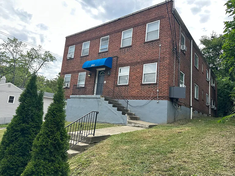 2921 Marshall Ave #2 — Photo 3