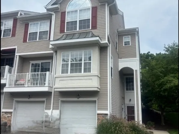 93 Lakeview Ct, Pompton Lakes, NJ 07442